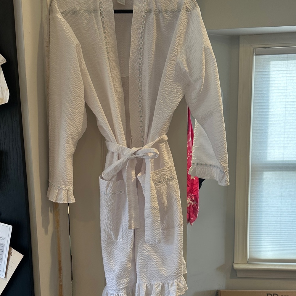 NWOT Eileen West White Seersucker Robe with Ruffle Trim and Dainty Daisies